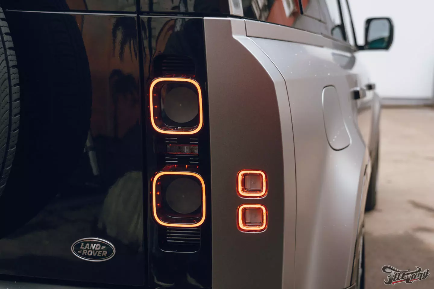 Необычный дизайн для Land Rover Defender! Оклейка в черный глянец+серый мат. Шумоизоляция дверей и Шиномонтаж на вибростенде на стендах Hunter